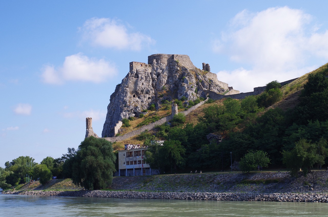 Cyklotrasa Bratislava - Devín - Devínska Nová Ves - popri brehu Dunaja v ústrety histórii